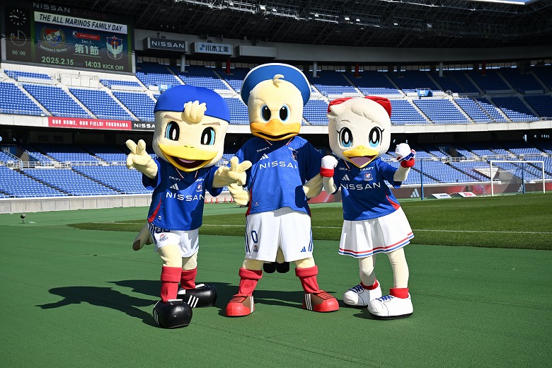 キャラクター直筆サイン入りチェキ写真