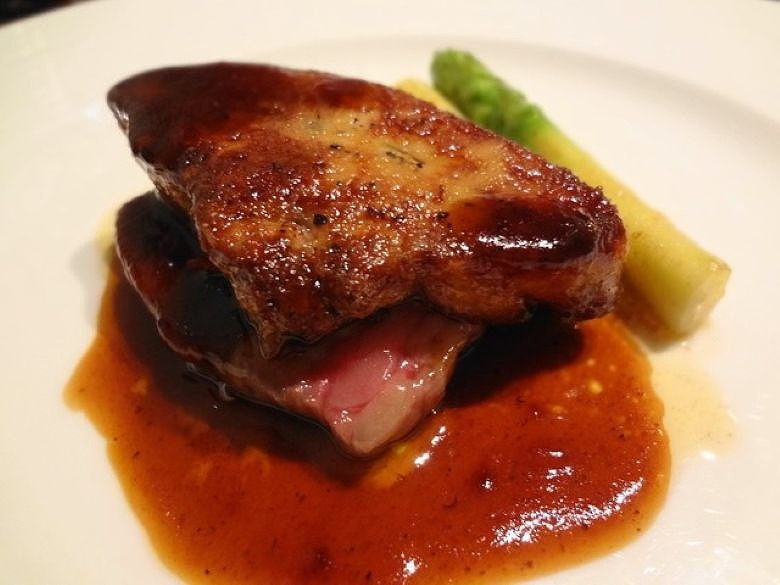ロッシーニ（牛ヒレ肉とフォアグラの重ね焼き）