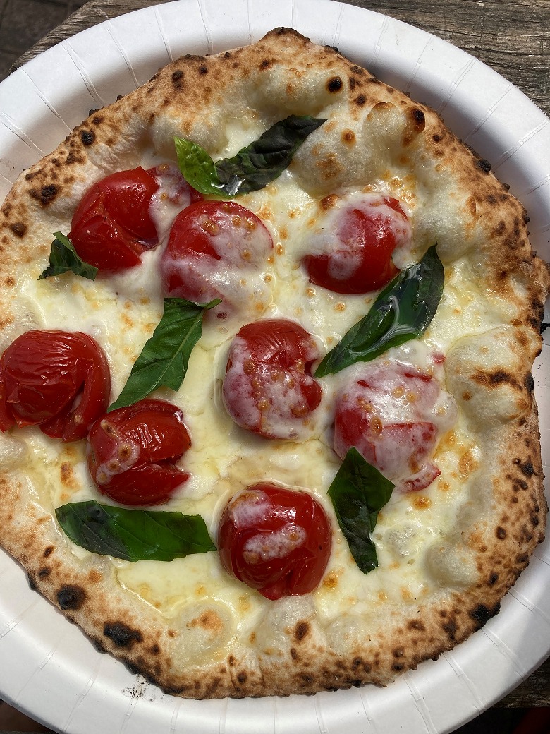 塩漬けチェリートマトと水牛のモッツァレラチーズ pizza DOC