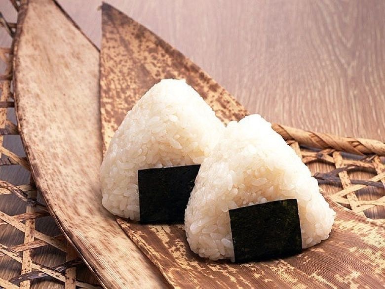 新米を厳選した塩と海苔で味わっていただく【塩むすび弁当】