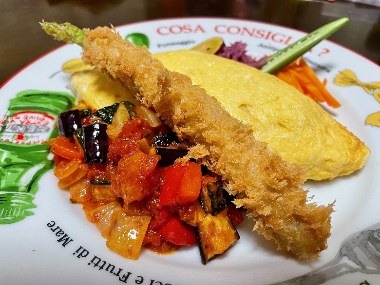 エビピラフのオムライス カポナータソースアスパラ豚巻きフライ添え