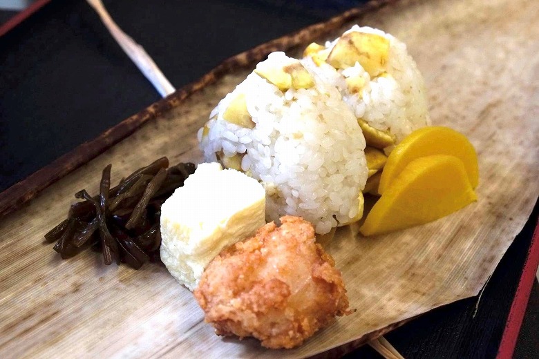 秋の味覚 きのこ炊き込みと栗おこわのお弁当